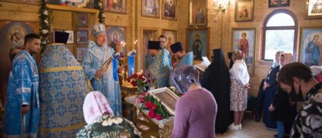 Божественная литургия в праздник Свенской иконы Божией Матери